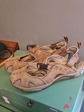 Merrell Beige/Tan Closed-Toe Sport Sandals Sz 7.5